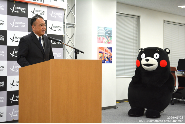 座るくまモン