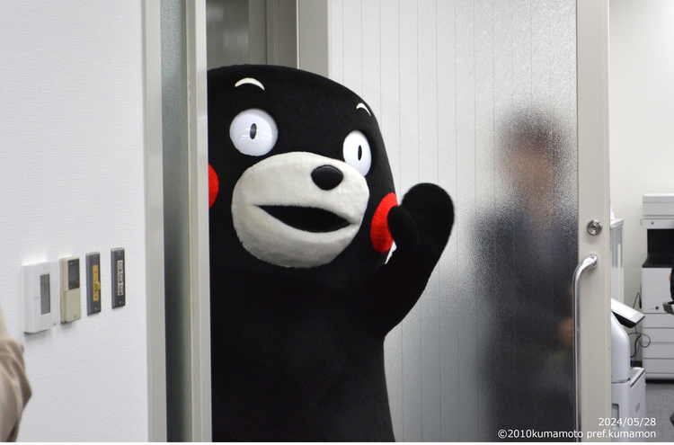 手を振るくまモン
